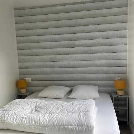 Charming Eco-lodge With Heated Pool And Jacuzzi Year Round In Charente-marit Pensión Les Mathes