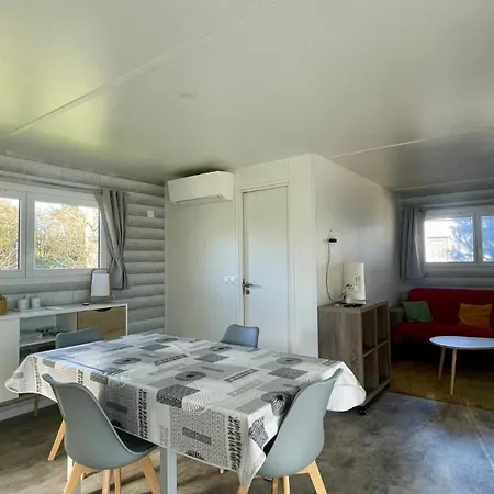 Penzion Charming Eco-lodge With Heated Pool And Jacuzzi Year Round In Charente-marit 4*